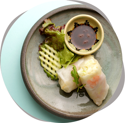 飲食事業 地元奈良の食材を使ってタイ料理をご提供しています。奈良の地鶏「大和肉鳥」を使ったグリーンカレーや、近隣農家から収穫された無農薬野菜を使ったヤム（サラダ）など、地元の食材にこだわりました。